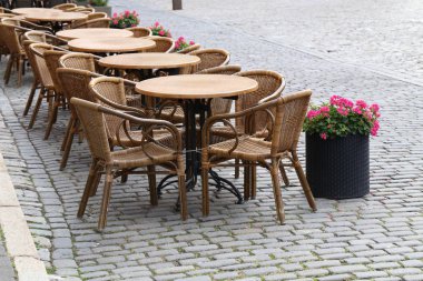 Rahat sokak restoran. Masa ve sandalyeler, sokaklarda