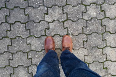 Yukarıdan Bacaklar Man kaldırımda duruyor