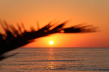 Denizden gün batımı, dramatik akşam gökyüzü 