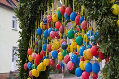 Renkli yumurtalarla süslenmiş dallar, paskalya konsepti