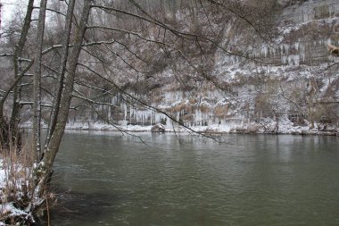 Kış nehri ve buz saçakları 
