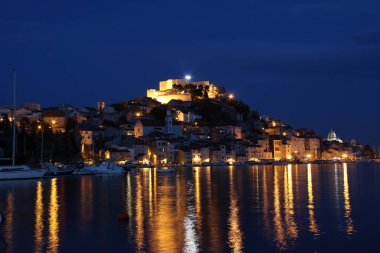 Hırvatistan Sibenik gece şehir görünümünü
