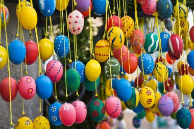 Renkli yumurtalarla süslenmiş dallar, paskalya konsepti