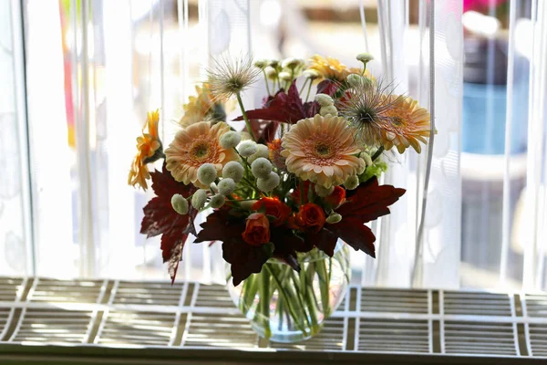 Windowsill Kukkia Potin — kuvapankkivalokuva