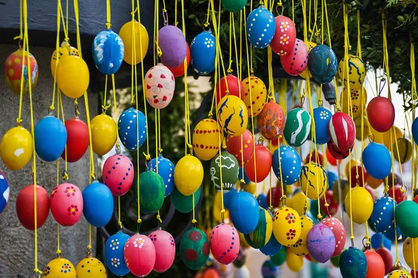 Renkli Yumurtalarla Süslenmiş Dallar Paskalya Konsepti — Stok fotoğraf