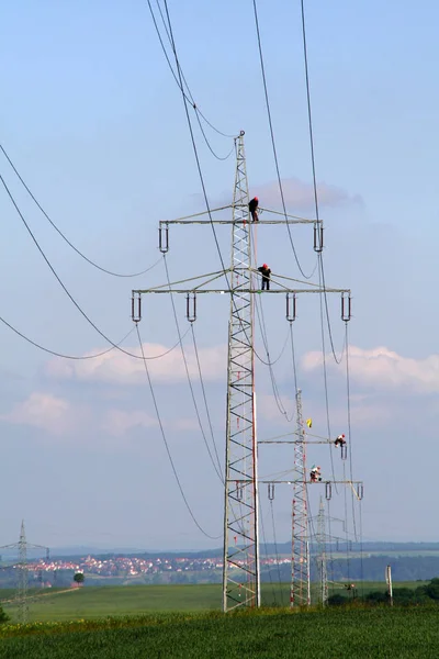 Elektriker Reparieren Stromleitungen Ländlichen Raum Stockfoto