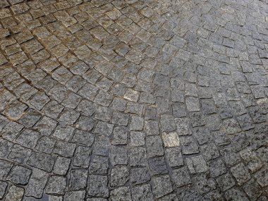 Eski şehrin merkezinde düzgün cilalı kaldırım