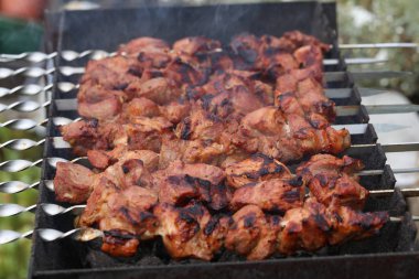 Şişler barbekü hazırlanıyor