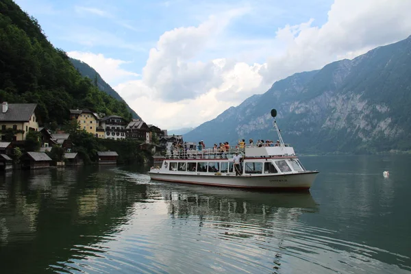 Rivière Avec Touristes Sur Bateau — Photo