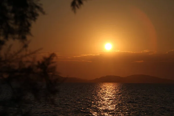 Puesta Sol Sobre Mar Cielo Nocturno Dramático — Foto de Stock