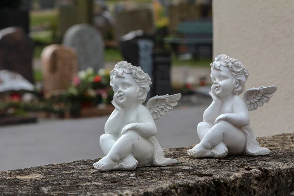 Dva andělé miniaturní kamenné zdi — Stock fotografie