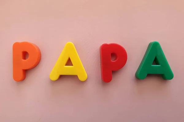 Перші слова, які діти поширювали з іграшкових пластикових літер — стокове фото
