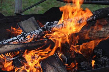 Barbekü için ateş