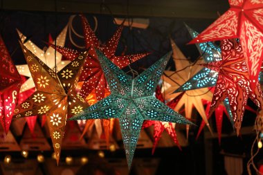 Renkli parlayan Noel yıldızları