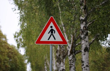 Yol işareti. Uyarı yayalar yaya dikkat