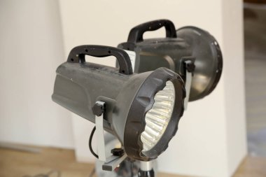 Çalışma alanı aydınlatmak için inşaat projektörler.