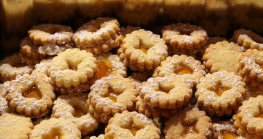 Bir kutu içinde şeker tozu ile ev yapımı bisküvi