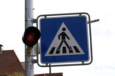 Sokaklarda yol işaretleri. Yol işareti yaya geçidi