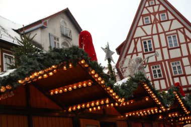 Sokakta geleneksel Noel süslemeleri