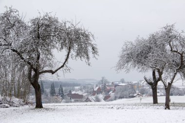 Alan ile kış kırsal manzara 