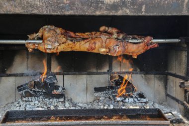 Şişte genç bir domuz