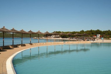 Güzel güneşli plaj görünümü