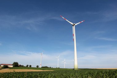 Çayırda açık havada duran yel değirmenleri 