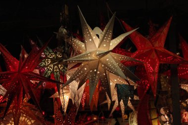 Noel kırmızı ve altın süslemeleri