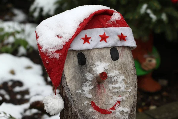 Grappige Sneeuwpop Santa Uit Houten Log — Stockfoto