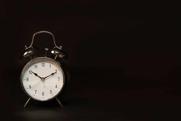 Reloj Despertador Sobre Fondo Oscuro — Foto de Stock