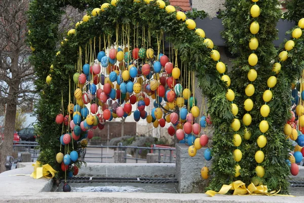 Ramas Decoradas Con Huevos Colores Concepto Pascua — Foto de Stock