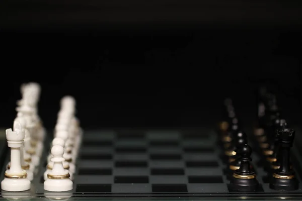 Modern Schaakbord Met Figuren Zwarte Achtergrond — Stockfoto