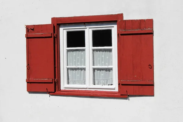 Деревянное Окно Красными Ставнями — стоковое фото