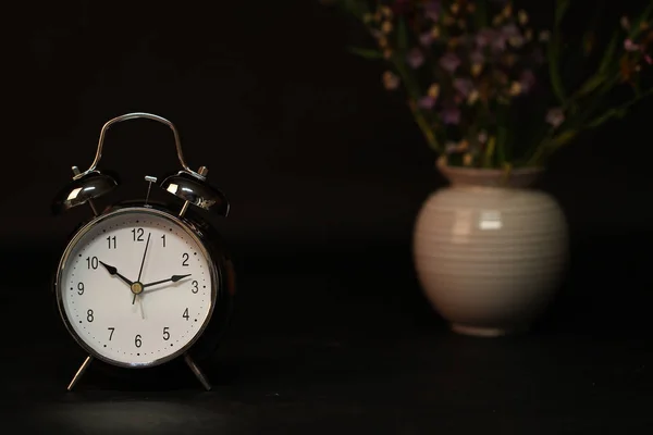 Alarm Clock Vase Flowers Dark Background — Stock Photo, Image