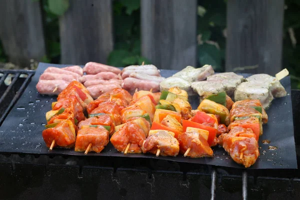 Espetos Carne Enquanto Prepara — Fotografia de Stock