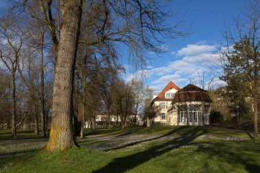 Parkta küçük kilise