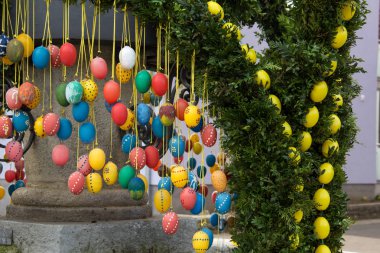 Renkli yumurtalarla süslenmiş dallar, paskalya konsepti