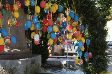 Renkli yumurtalarla süslenmiş dallar, paskalya konsepti