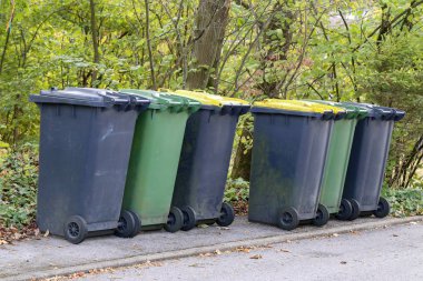 Sokağın kenarına dumpsters standında.