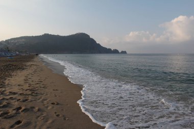 Okyanus suyu sallayan kumlu plaj