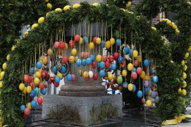 Boyalı yumurta ile Sevimli Paskalya dekorasyon