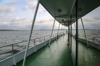 Bavyera gölünde tekne gezisi. Brombachsee, Almanya.
