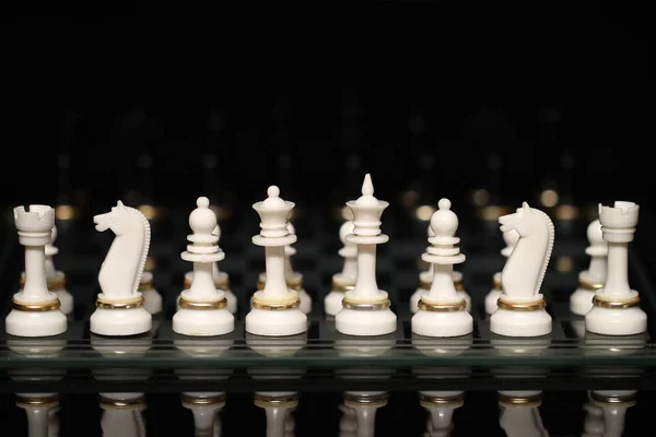 Modernes Schachbrett Mit Figuren Auf Schwarzem Hintergrund — Stockfoto
