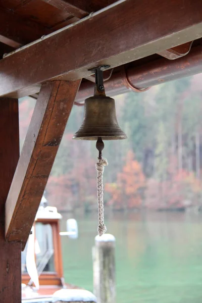 Koperen Bell Een Jacht Achtergrond Van Kustlijn — Stockfoto