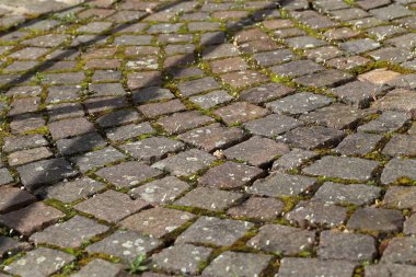 Şehirdeki yolun eski Arnavut kaldırımlı yüzeyi