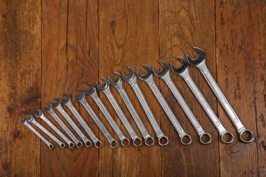 İngiliz anahtarları kümesi masaya decomposed