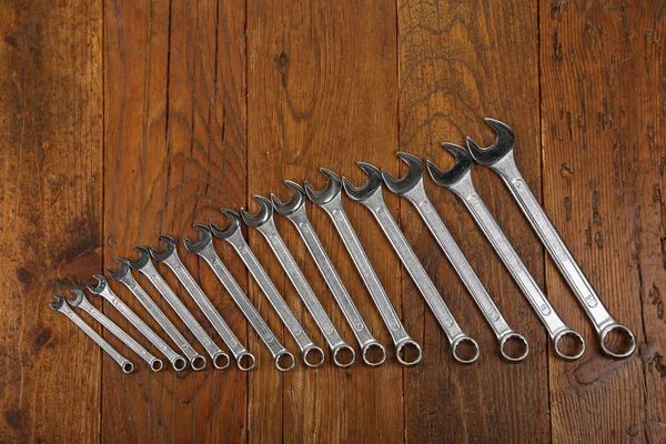 İngiliz anahtarları kümesi masaya decomposed