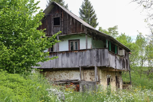 La vieille maison en ruine et abandonnée dans la campagne — Photo