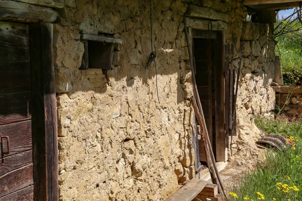 La vieja casa arruinada y abandonada en el campo — Foto de Stock