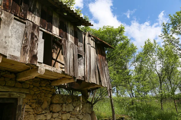 Stary zrujnowany i opuszczony dom na wsi — Zdjęcie stockowe